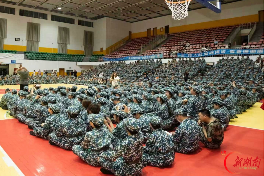 青春正步走｜艺暖体育馆 歌舞润军心