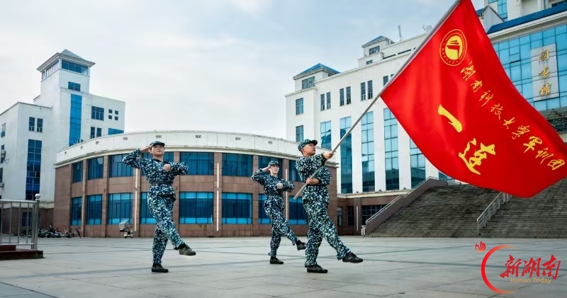 青春正步走丨以汗水为墨,绘迷彩华章