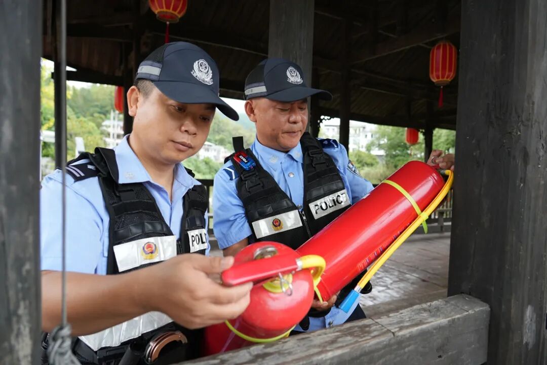 风景在眼前,平安在身边——张家界公安护航国庆假期