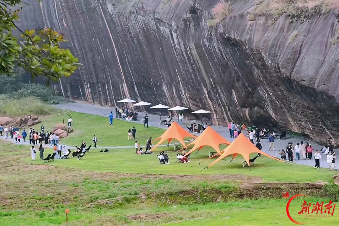 永兴:来野秘境·郴州大峡谷试营业热度攀升 国庆三天累计接待游客超1.8万人次