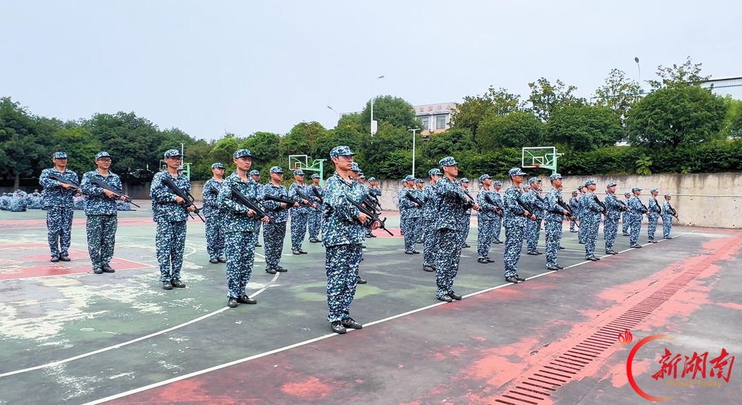 青春正步走丨汗水淬意志,步履踏铿锵