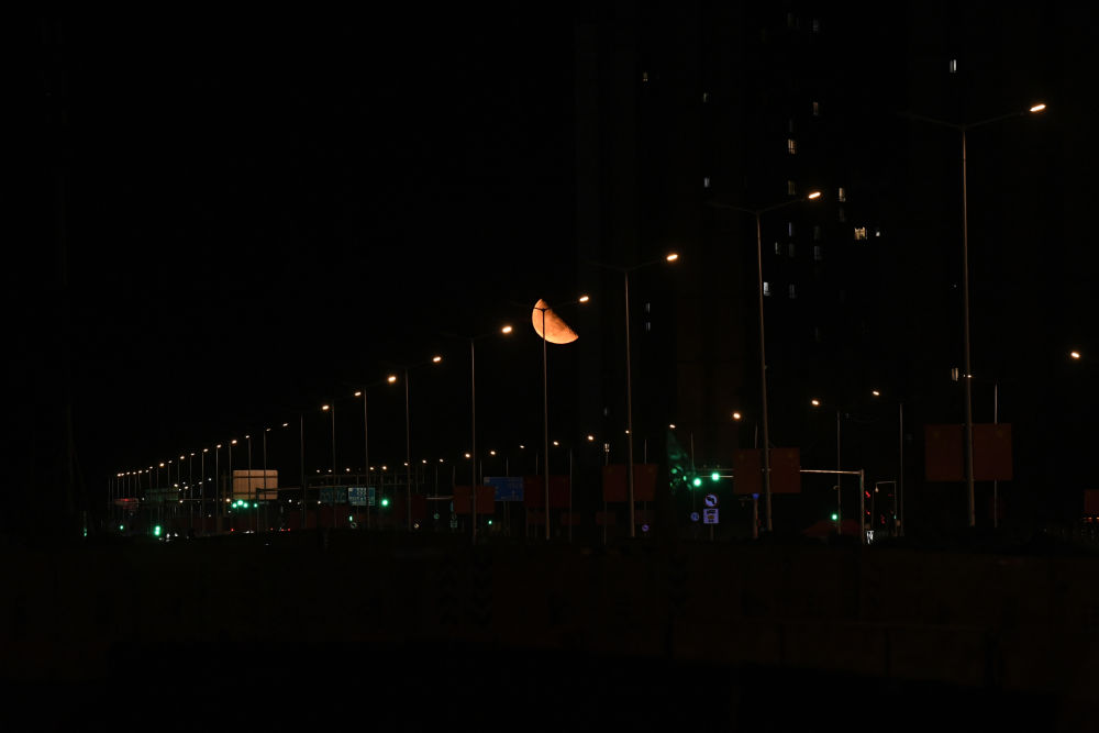 年度最大下弦月“爬上”夜空