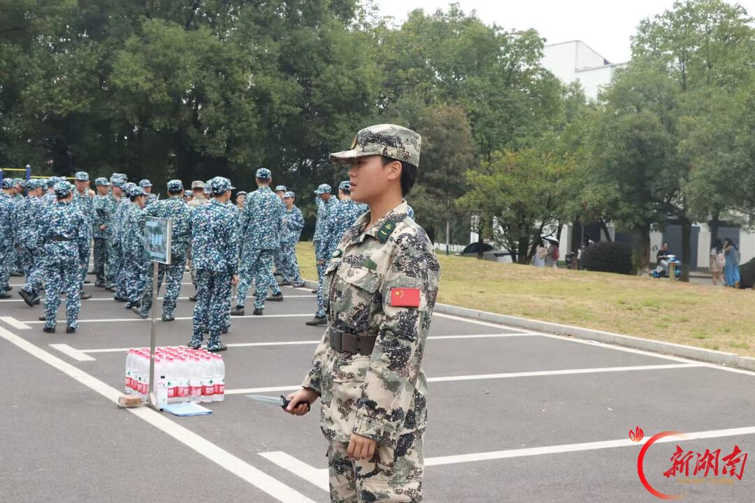 青春正步走丨执令启新训 以行育少年
——专访建筑与设计学院2026年新生军训教官谭青蕊