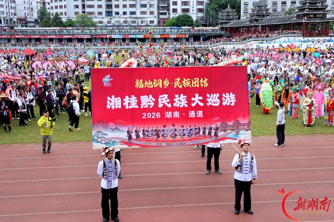各族群众大巡游 载歌载舞欢庆国庆