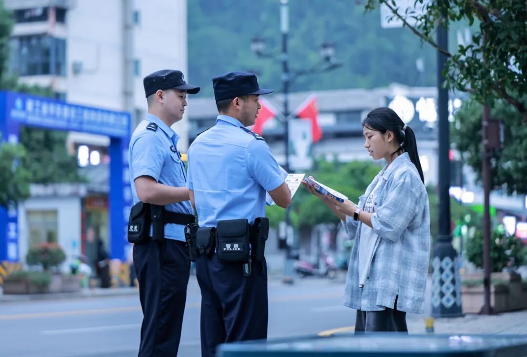 风景在眼前,平安在身边——张家界公安护航国庆假期