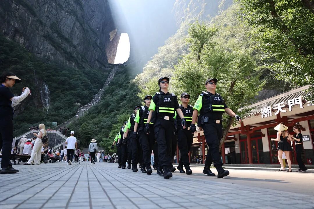 风景在眼前,平安在身边——张家界公安护航国庆假期