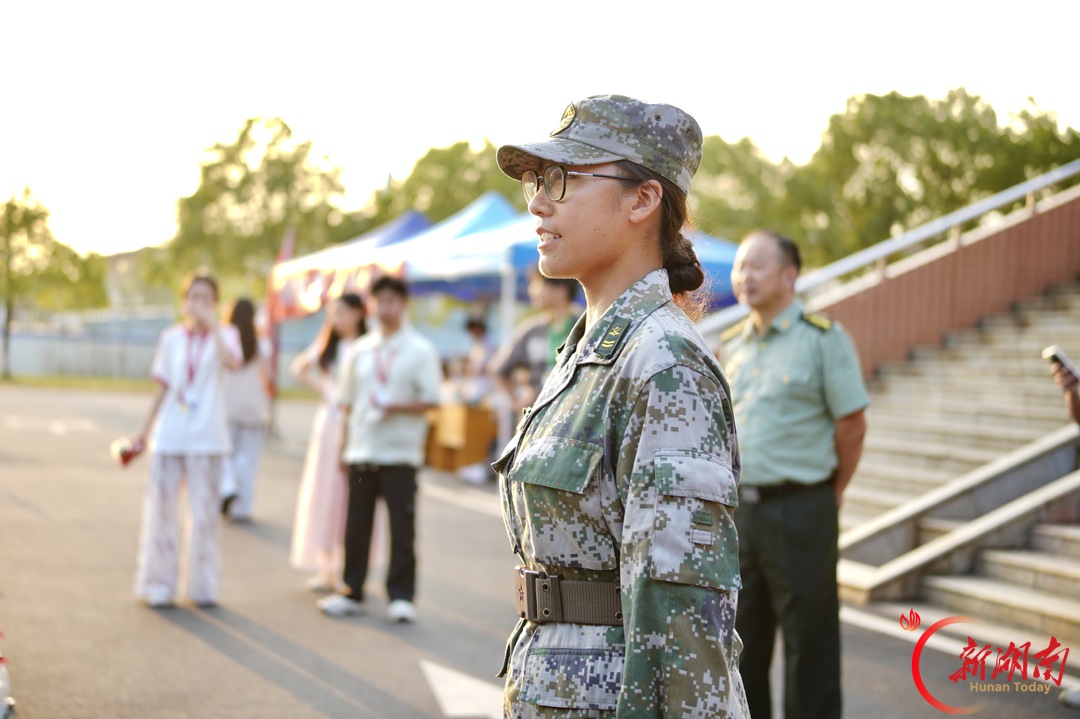 青春正步走丨迷彩映初心 带训启新航
——专访建筑与设计学院2026年新生军训教官卢润卿