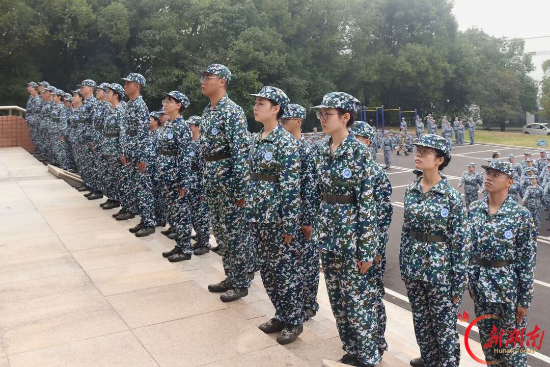 青春正步走丨深入训练场 暖心督训练
——武装部副部长段斌莅临我院军训场地指导新生军训工作