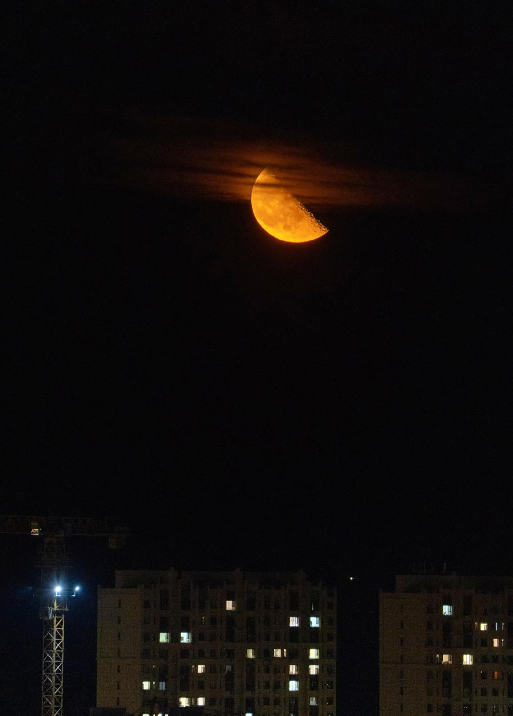 年度最大下弦月“爬上”夜空