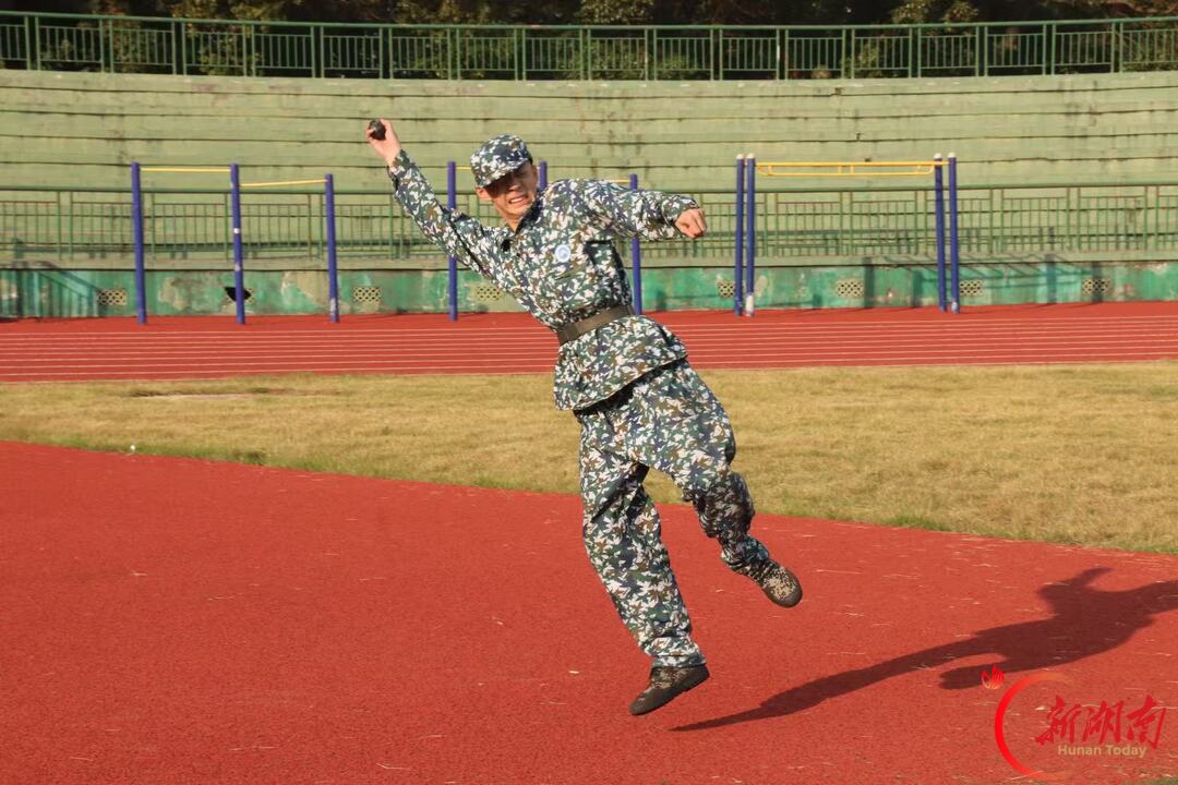 青春正步走丨训场砺技强本领 少年竞技展锋芒
——湖南科技大学2026级新生军训战术项目评比圆满落幕