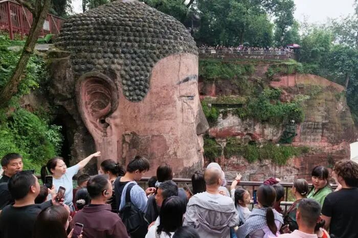 工人从乐山大佛“耳鼻”内掏出垃圾,还有猴子在旁嬉闹抢帽子?当地辟谣