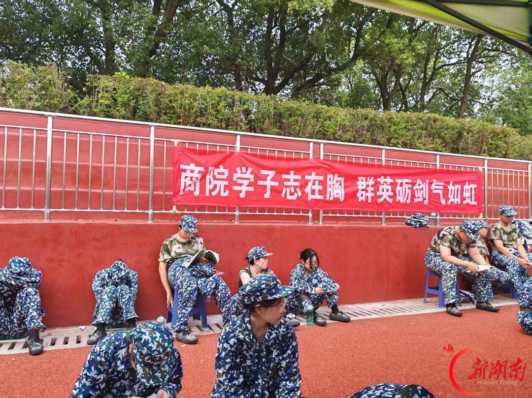 青春正步走|聚力护航军训场,淬砺青春少年行