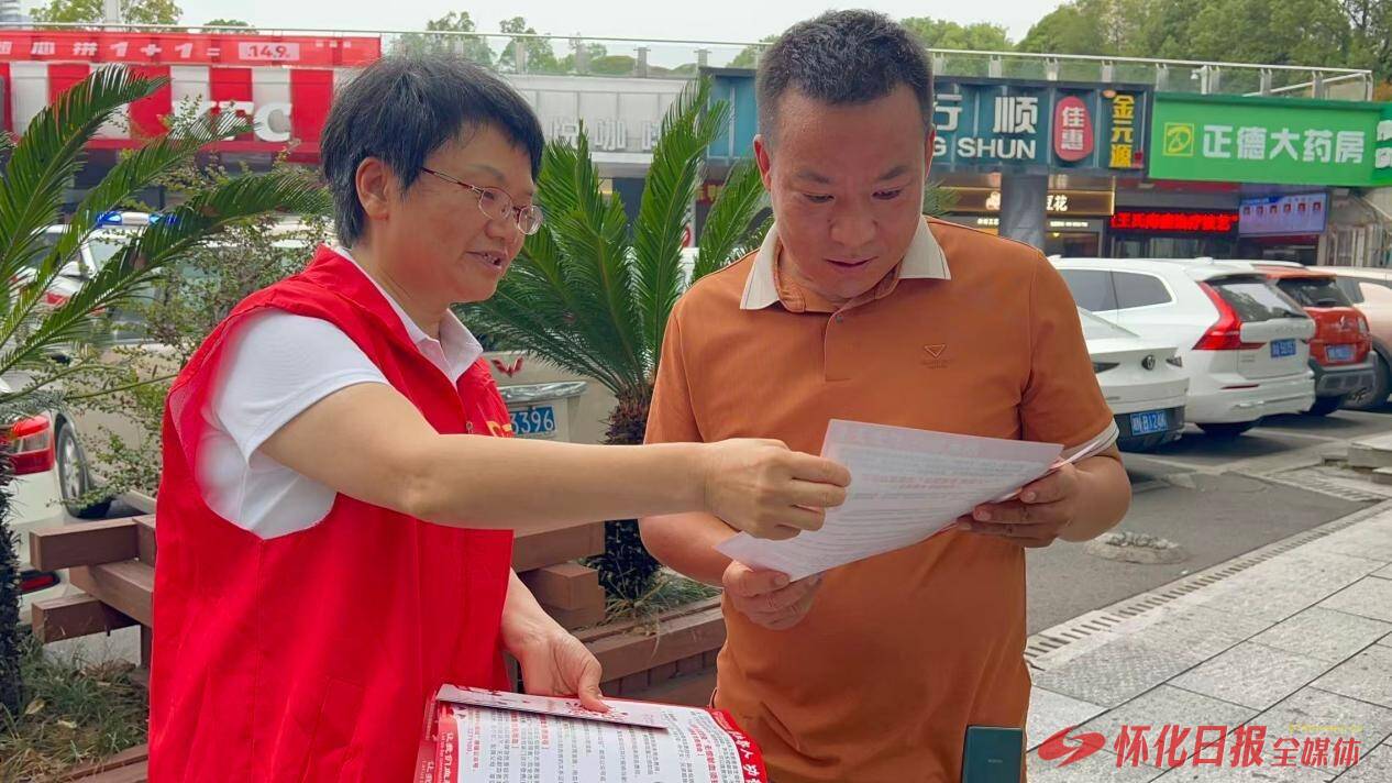 庆祝献血法实施28周年 怀化市中心血站党员带头献血宣传