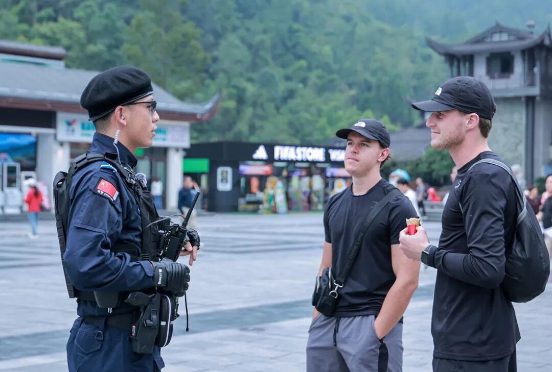 风景在眼前,平安在身边——张家界公安护航国庆假期