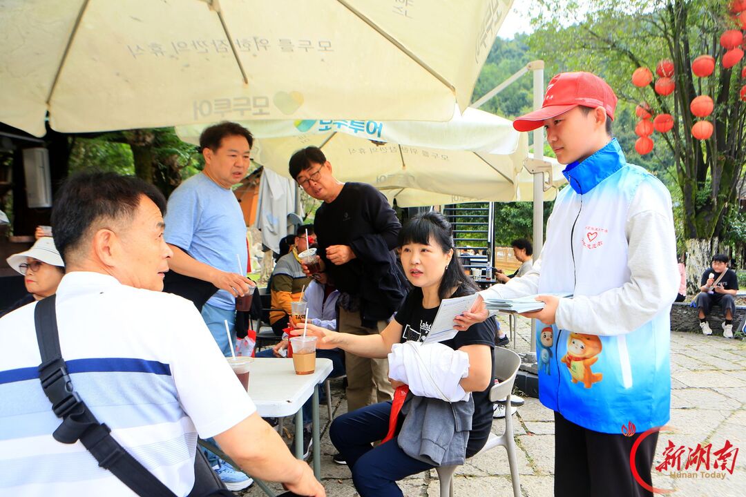 张家界黄龙洞景区:志愿服务护航国庆假期,真诚奉献温暖游客旅途
