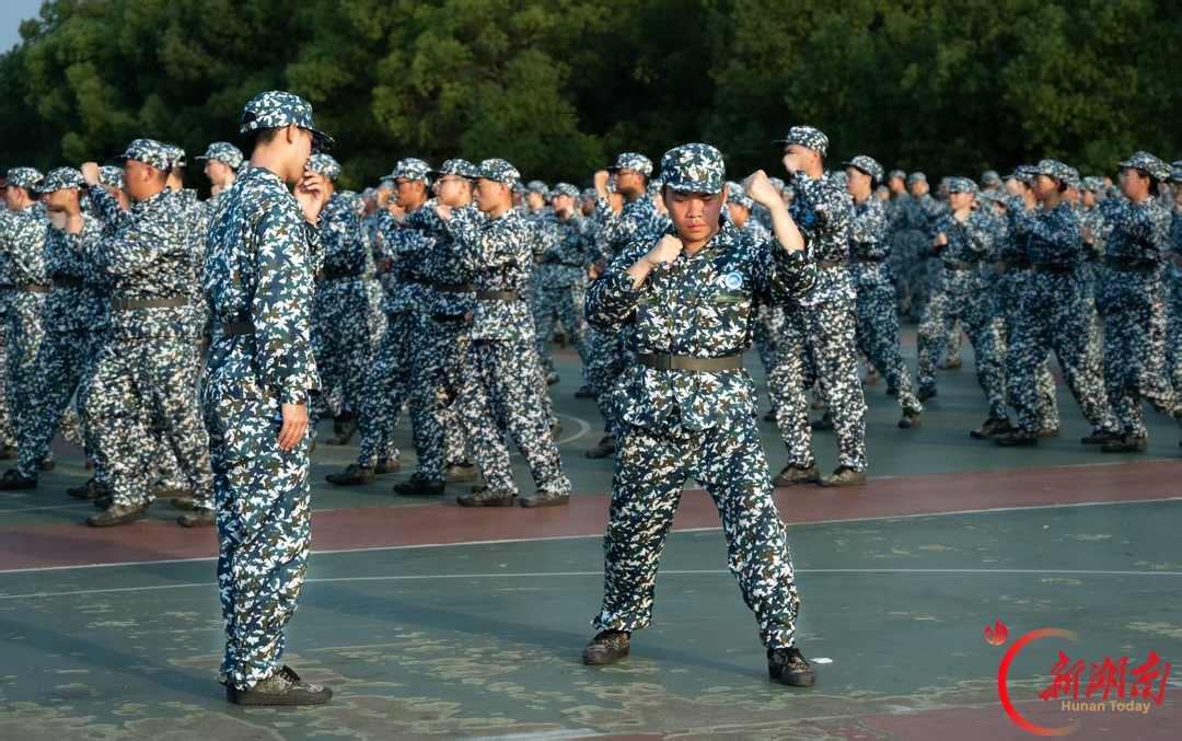 青春正步走丨以汗水为墨,绘迷彩华章