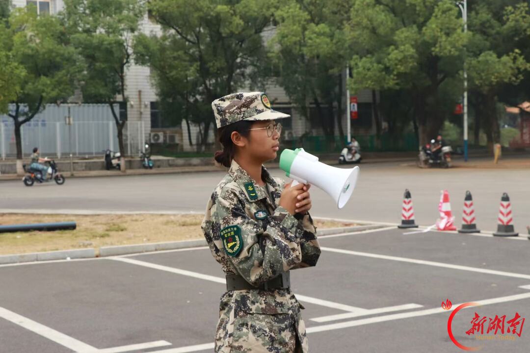 青春正步走丨迷彩铸风骨 训场寄初心
——专访建筑与设计学院2026年新生军训教官付贞华