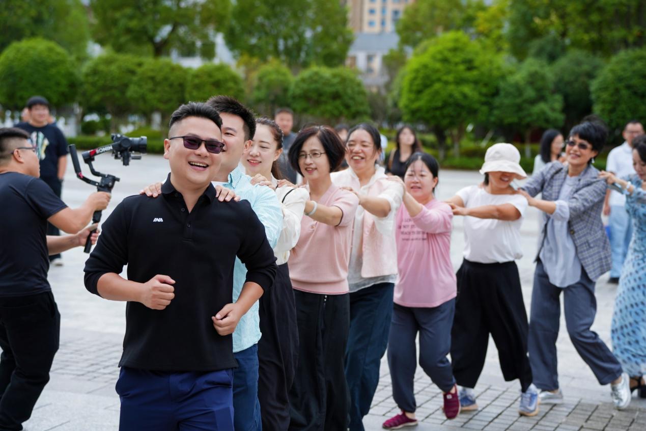 娄底一中举行首届校友联络员大会暨值年(逢十)毕业班级返校活动