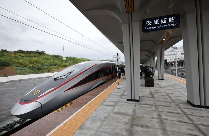 解码流动中国的活力与韧性——2026年国庆假期半程观察