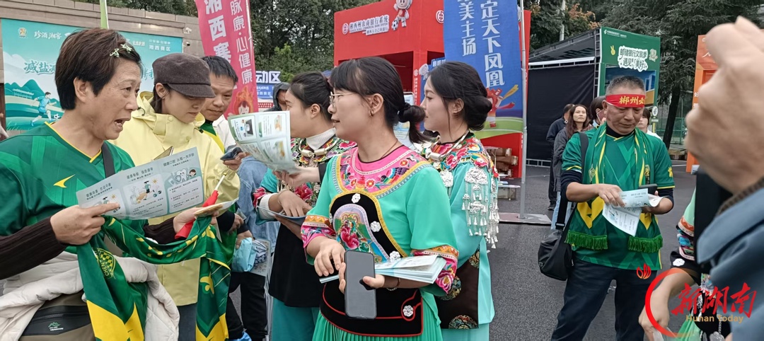 健康湘超·活力湘西|州民族中医院“摆摊”凤凰赛场:千份资料送球迷,香囊中医适宜技术圈粉无数