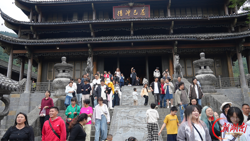 湘西龙山：非遗体验引客来   土家山寨国庆人气旺