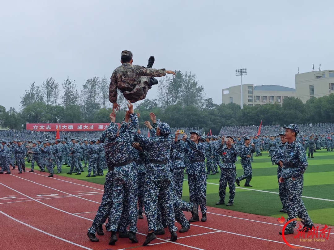 青春正步走丨 迷彩如橘经苦砺 青春自有回甘来