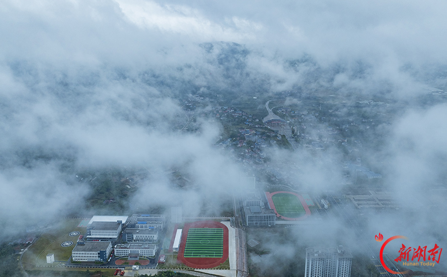 雨霁云涌