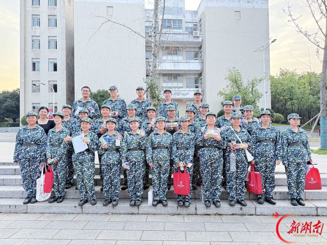 青春正步走丨迷彩凝朝气 陪伴赴新程