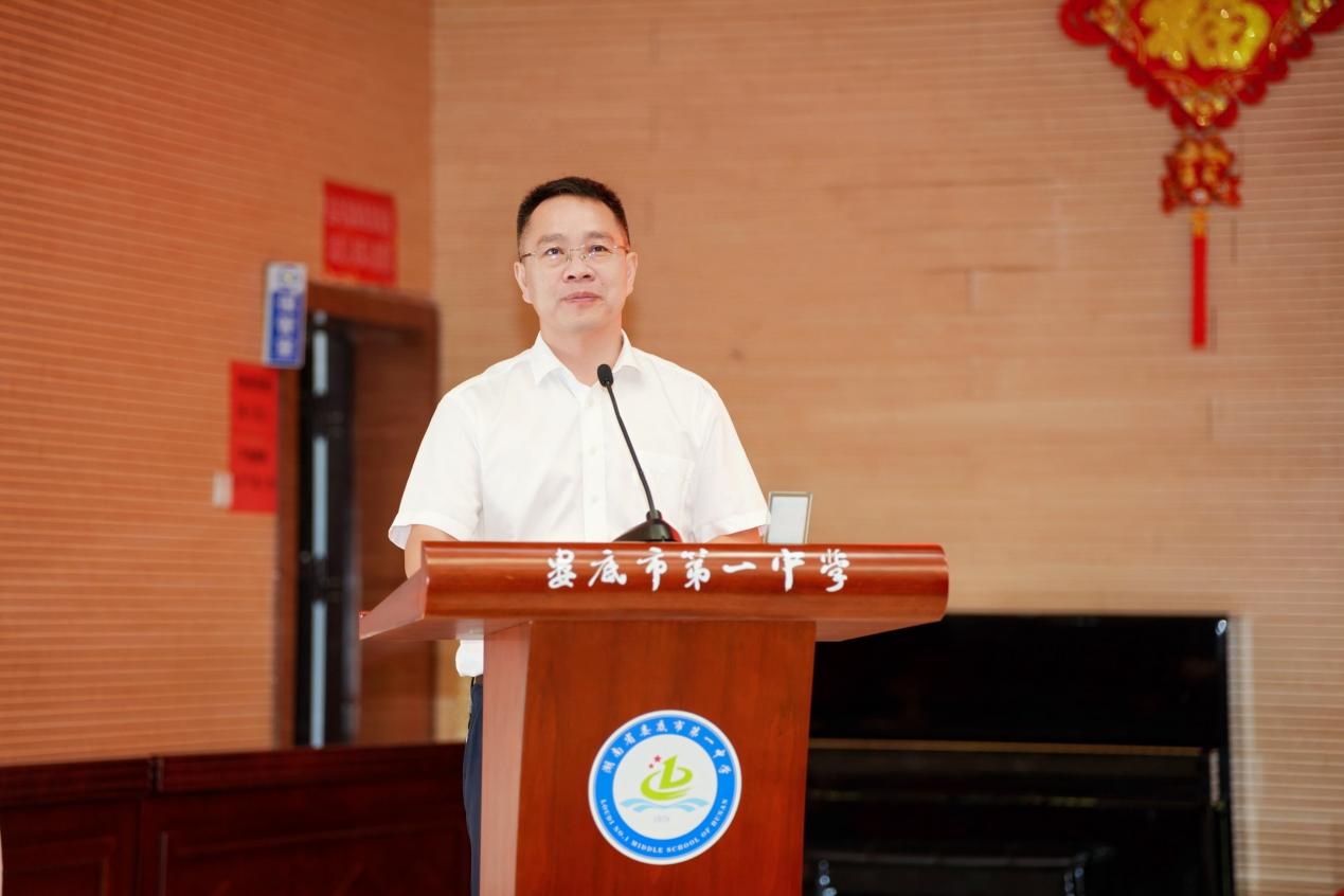 娄底一中举行首届校友联络员大会暨值年(逢十)毕业班级返校活动