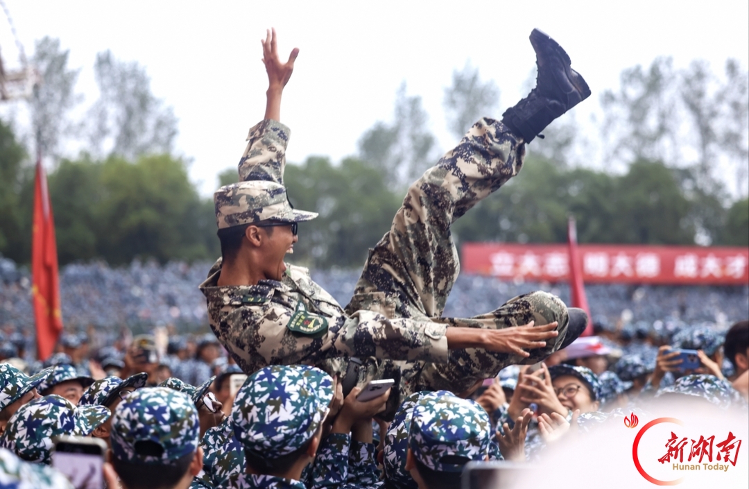 青春正步行|胡洲:曾踏骄阳正步走,今伴少年迷彩行