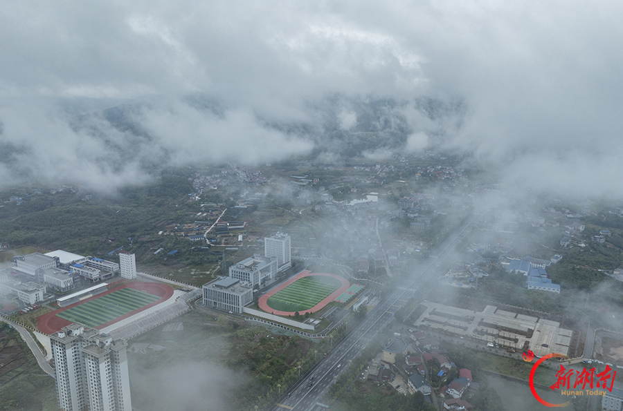雨霁云涌