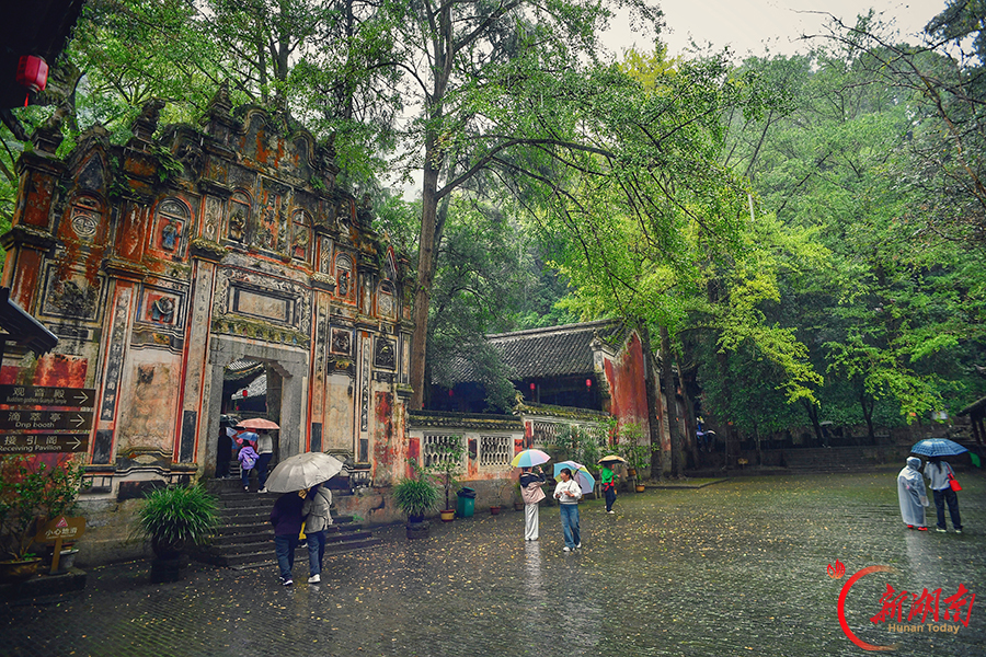 烟雨飞云崖 古韵自悠然