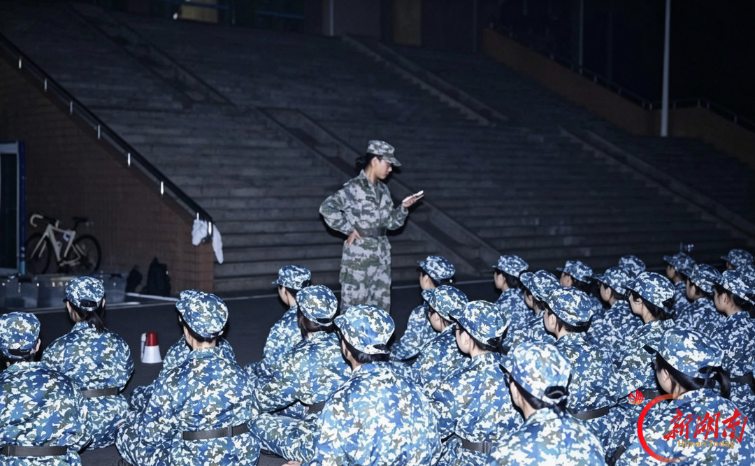 青春正步走丨你站军姿,我守护你