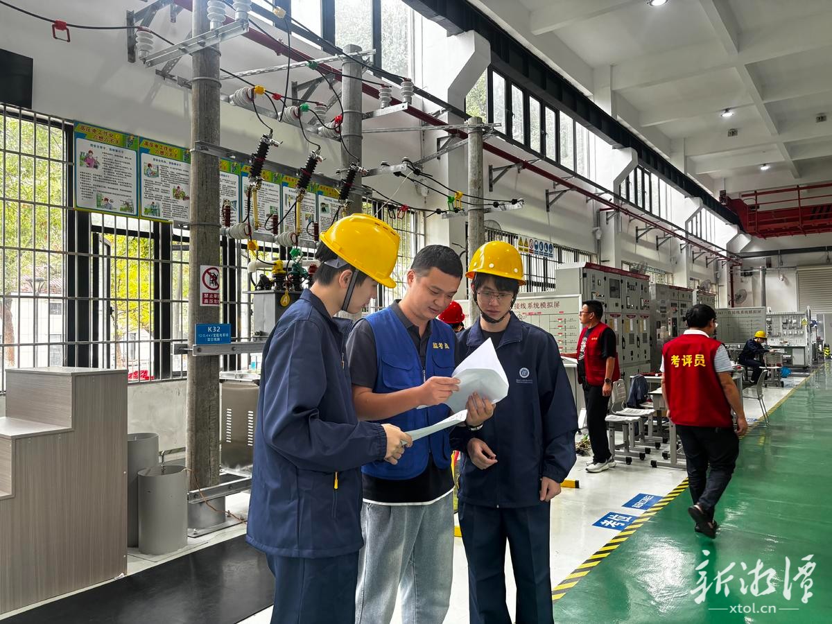 锦旗映初心 服务护安全 湘潭市应急管理局优质考务获赠致谢锦旗