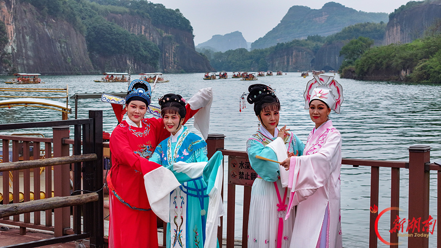 丹霞山水引客来