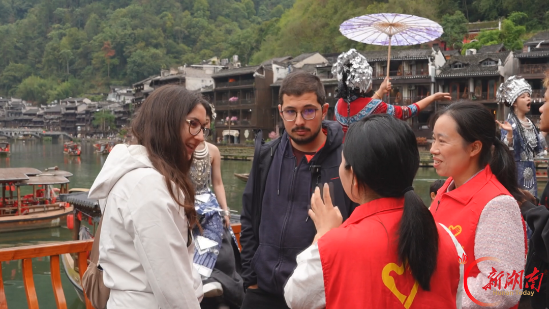 凤凰古城:入境游持续升温 教师志愿外语服务暖人心