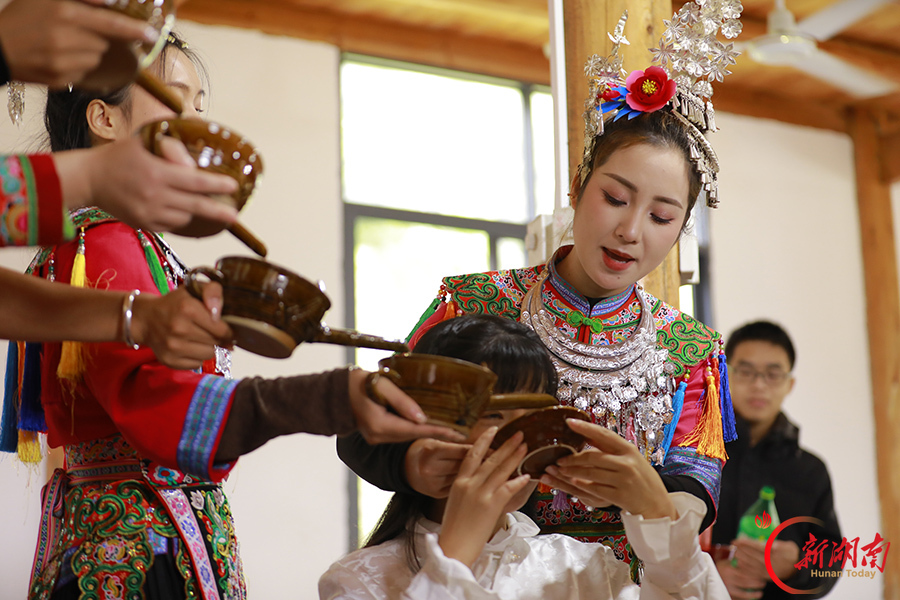 美酒传情谊