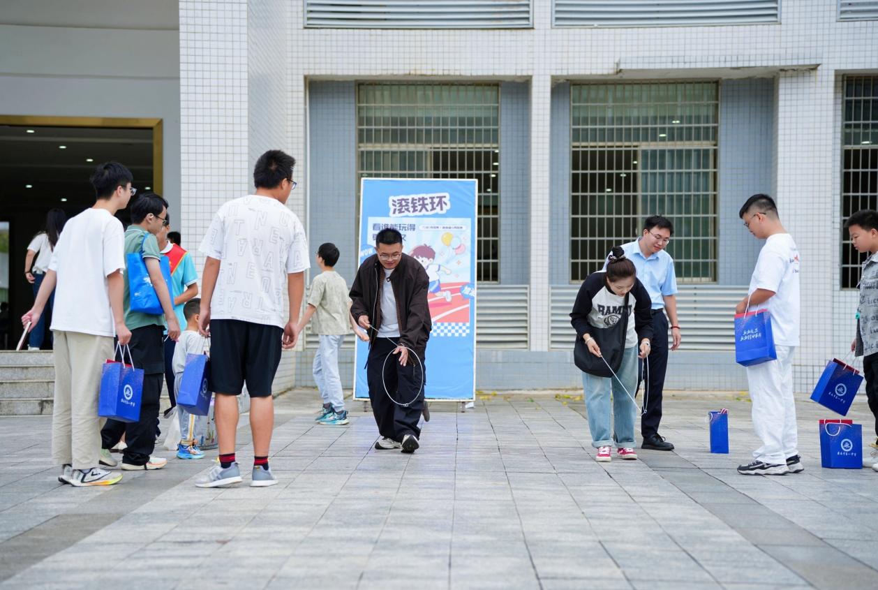 娄底一中举行首届校友联络员大会暨值年(逢十)毕业班级返校活动