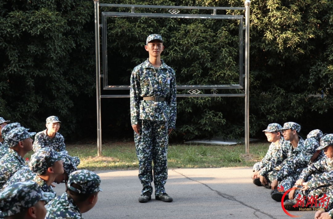 青春正步行|胡洲:曾踏骄阳正步走,今伴少年迷彩行