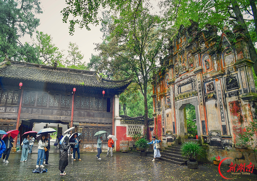 烟雨飞云崖 古韵自悠然