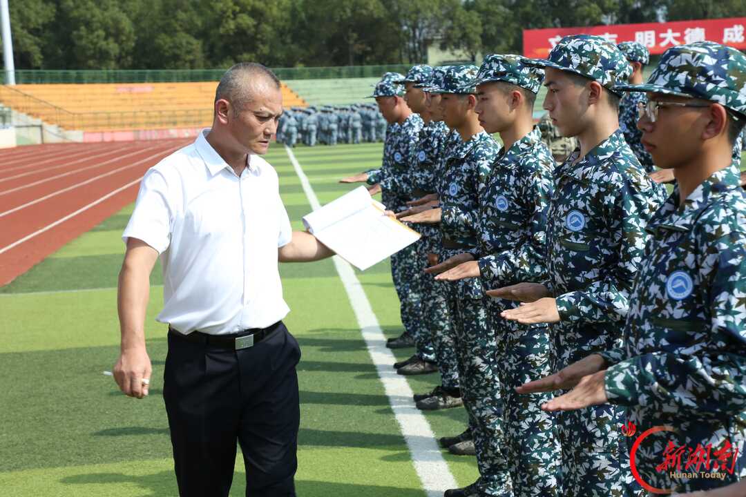 青春正步走——体育学院新生军训军容风纪检查