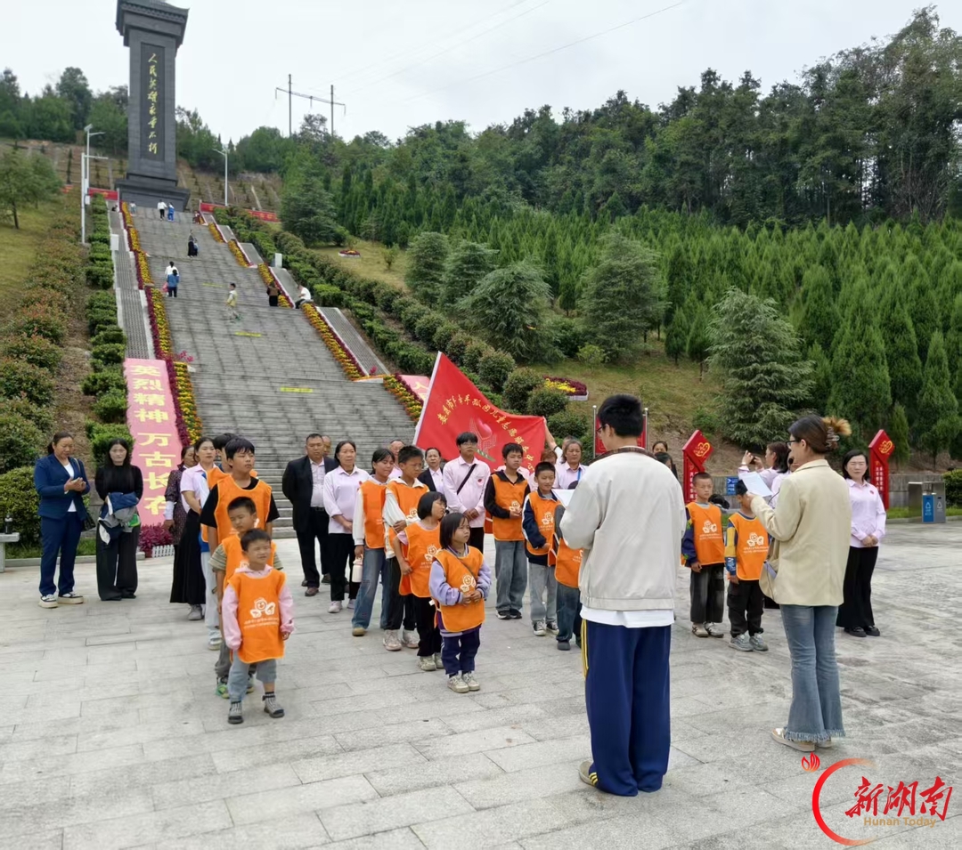 国庆暖童心·相伴共成长——涟源孤困儿童爱心活动丰富多彩