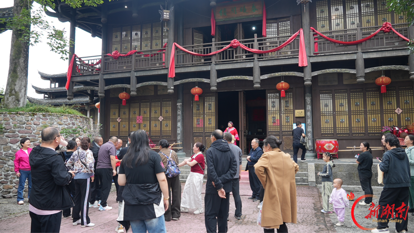 湘西龙山：非遗体验引客来   土家山寨国庆人气旺