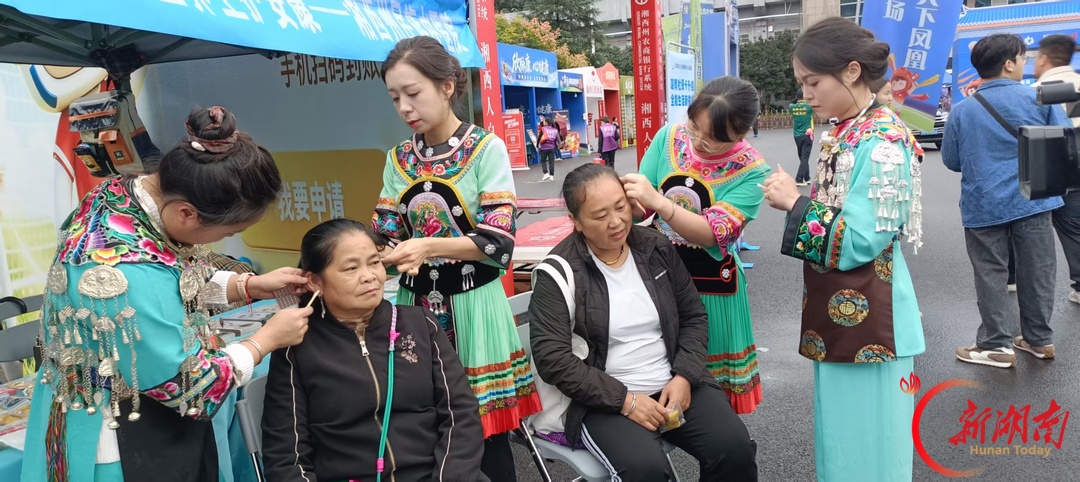 健康湘超·活力湘西|州民族中医院“摆摊”凤凰赛场:千份资料送球迷,香囊中医适宜技术圈粉无数