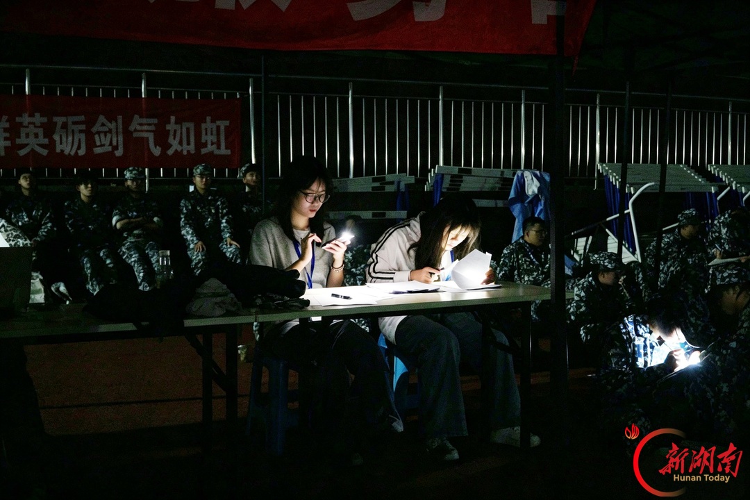 青春正步走丨夜训磨细节 叠被砺初心
