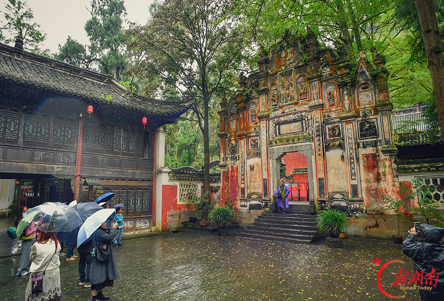 烟雨飞云崖 古韵自悠然