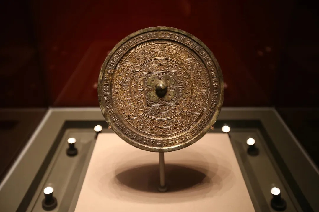 是谁？在2000年前的铜镜上，刻下了跟我一样的心愿
