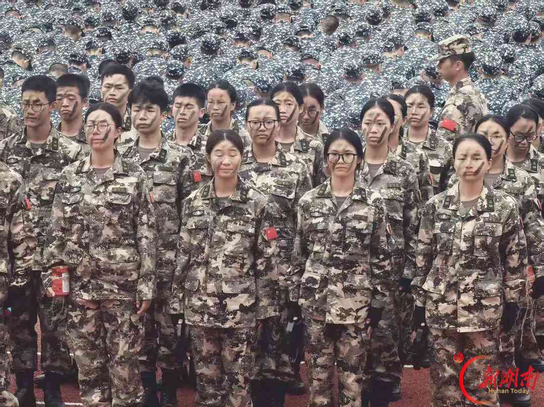 青春正步走|正步走过主席台之后——湖南科技大学人文学院军训收官侧记