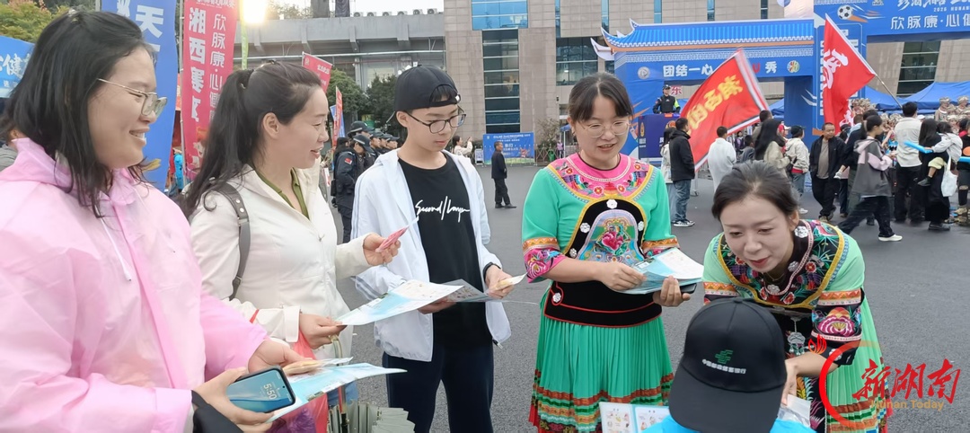 健康湘超·活力湘西|州民族中医院“摆摊”凤凰赛场:千份资料送球迷,香囊中医适宜技术圈粉无数