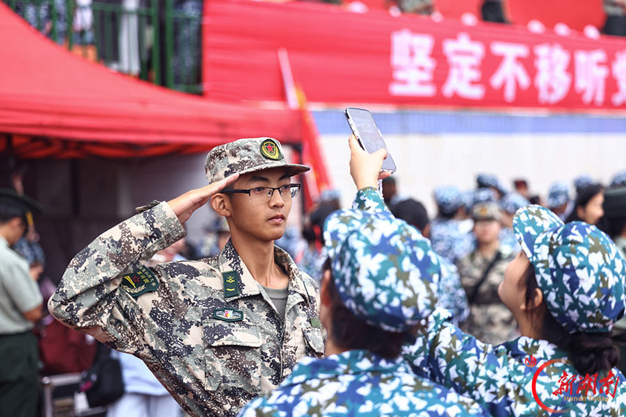 汗水淬炼青春 汇演致敬教官
